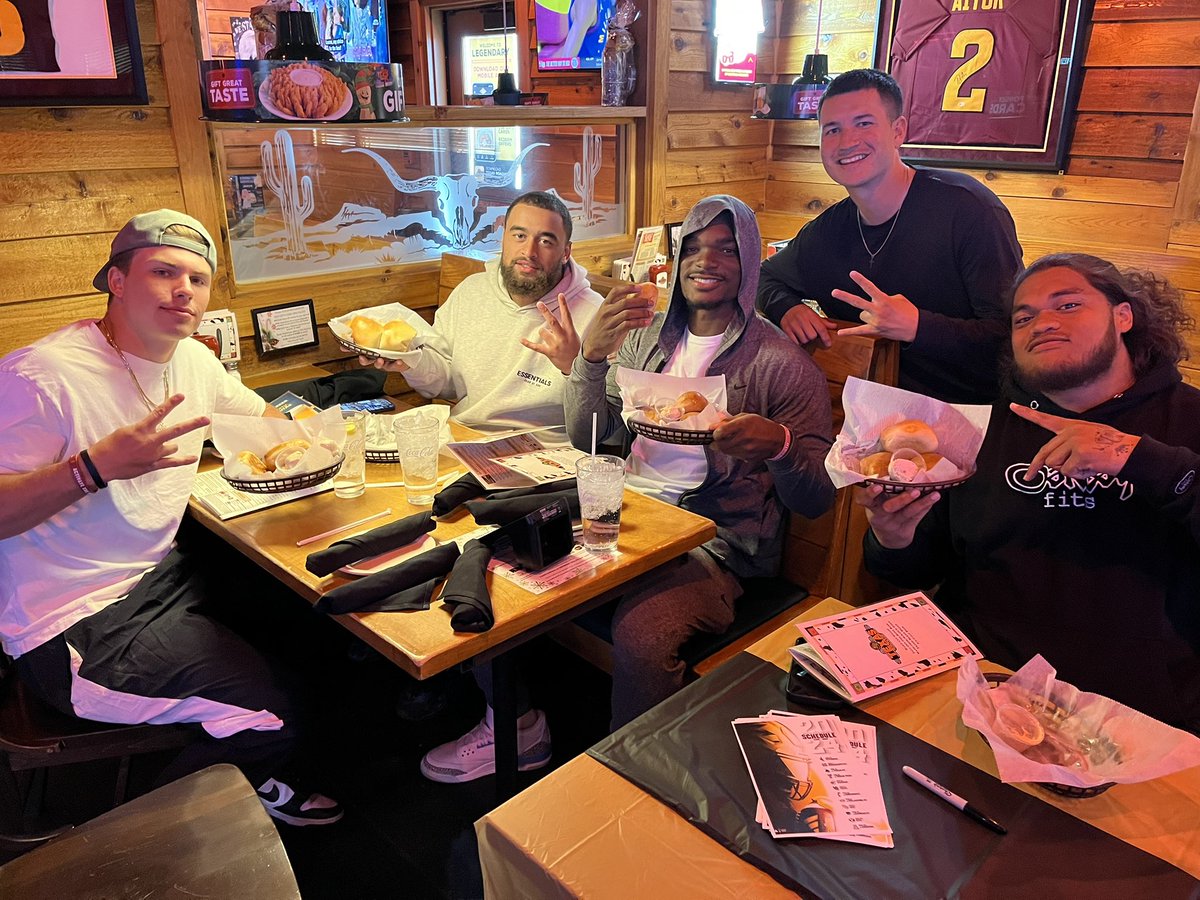 Before they play for a Big 12 title on Saturday, a few <a href="/ASUFootball/">Sun Devil Football</a> players are at the <a href="/texasroadhouse/">Texas Roadhouse</a> in Tempe signing autographs until 8PM. 

Better get here before they eat all those hot rolls! 🍞🧈 <a href="/abc15/">ABC15 Arizona</a>
