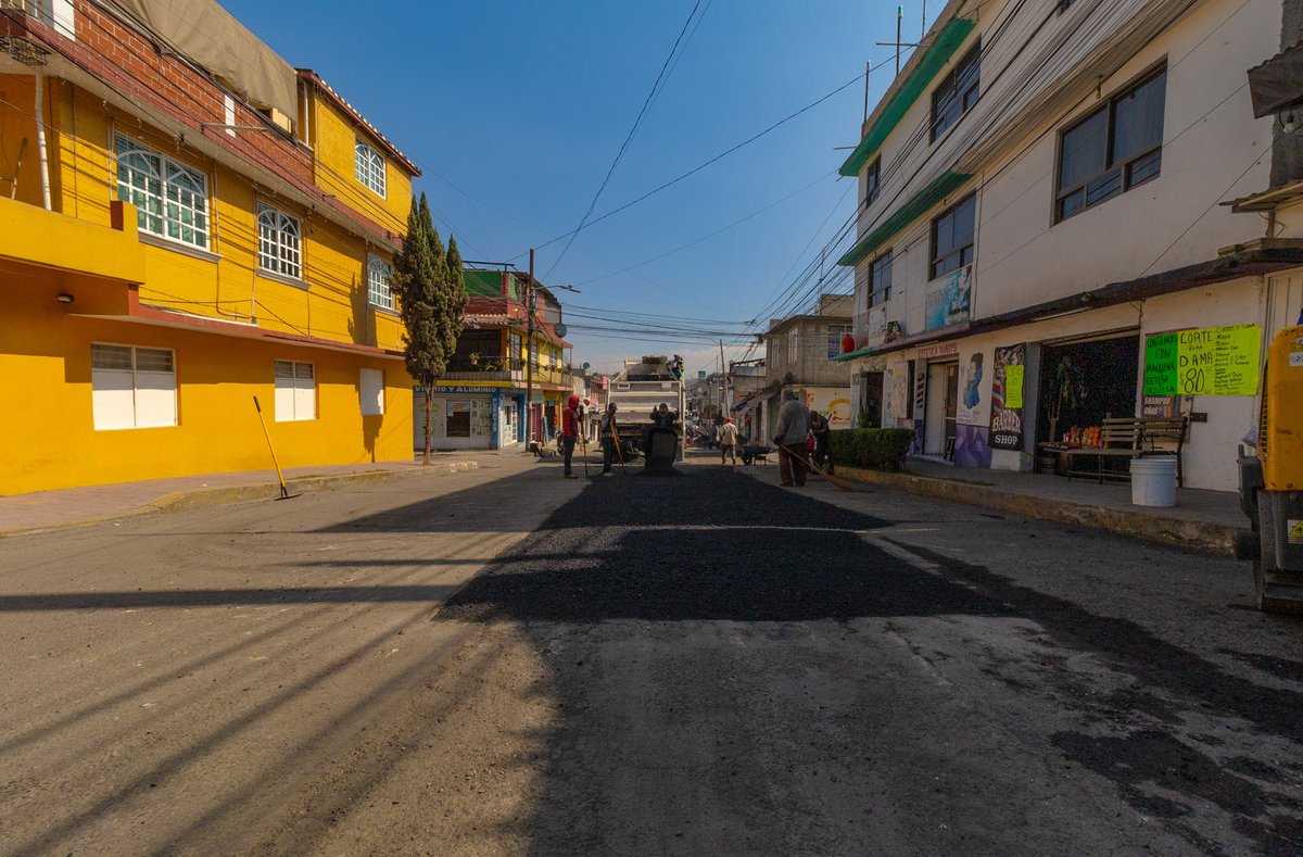 GobCoacalco2022's tweet photo. Continuamos con los trabajos de bacheo en Av. Carlos Hank González, mejorando la seguridad y fluidez de nuestras vialidades.

Agradecemos la colaboración con la @jcedomex y el compromiso constante de la Gobernadora @delfinagomeza con las y los coacalquenses. https://t.co/W9k77SFf4I