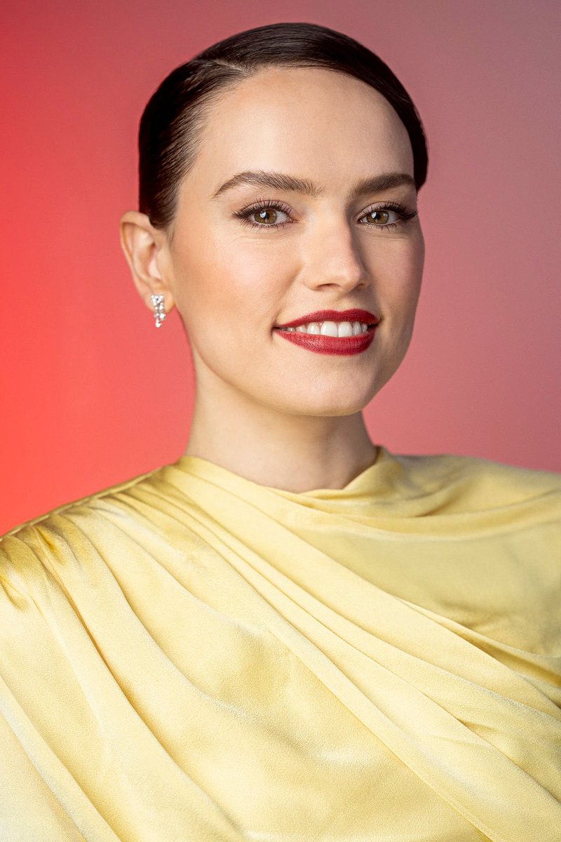 Scavenger_Jakku's tweet photo. Old/new Queen Daisy Ridley portait for Entertainment Weekly at the 27th SCAD Savannah Film Festival ππππΌ#DaisyRidley #SCADSavannah https://t.co/yrzqMPcHk2
