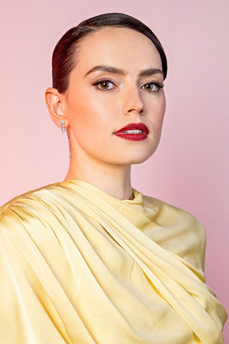 Scavenger_Jakku's tweet photo. Old/new Queen Daisy Ridley portait for Entertainment Weekly at the 27th SCAD Savannah Film Festival ππππΌ#DaisyRidley #SCADSavannah https://t.co/yrzqMPcHk2