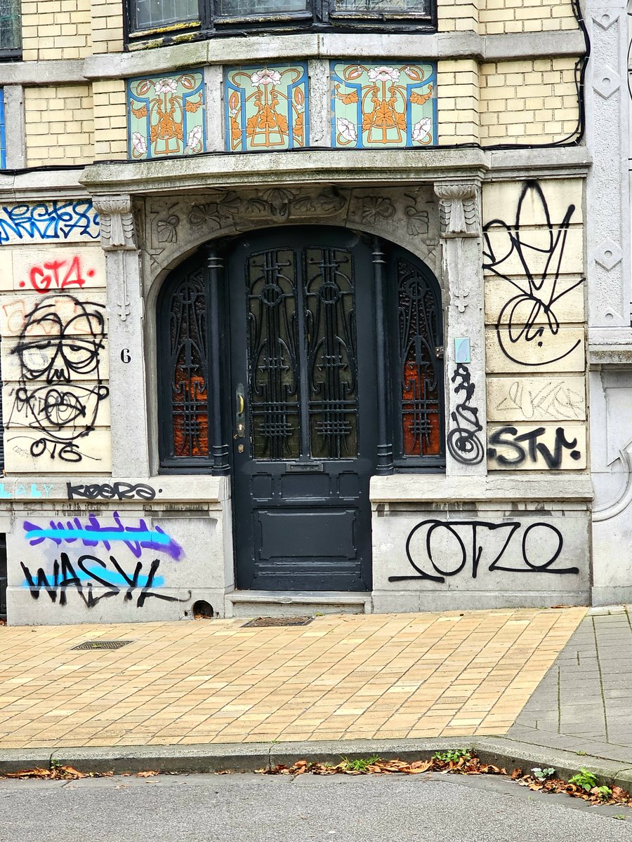 HikingManchest1's tweet photo. Faded #ArtNouveau grandeur in Brussels on an architecture walk
#AddorableThursday
#urbanexploration https://t.co/R2NI87eRks