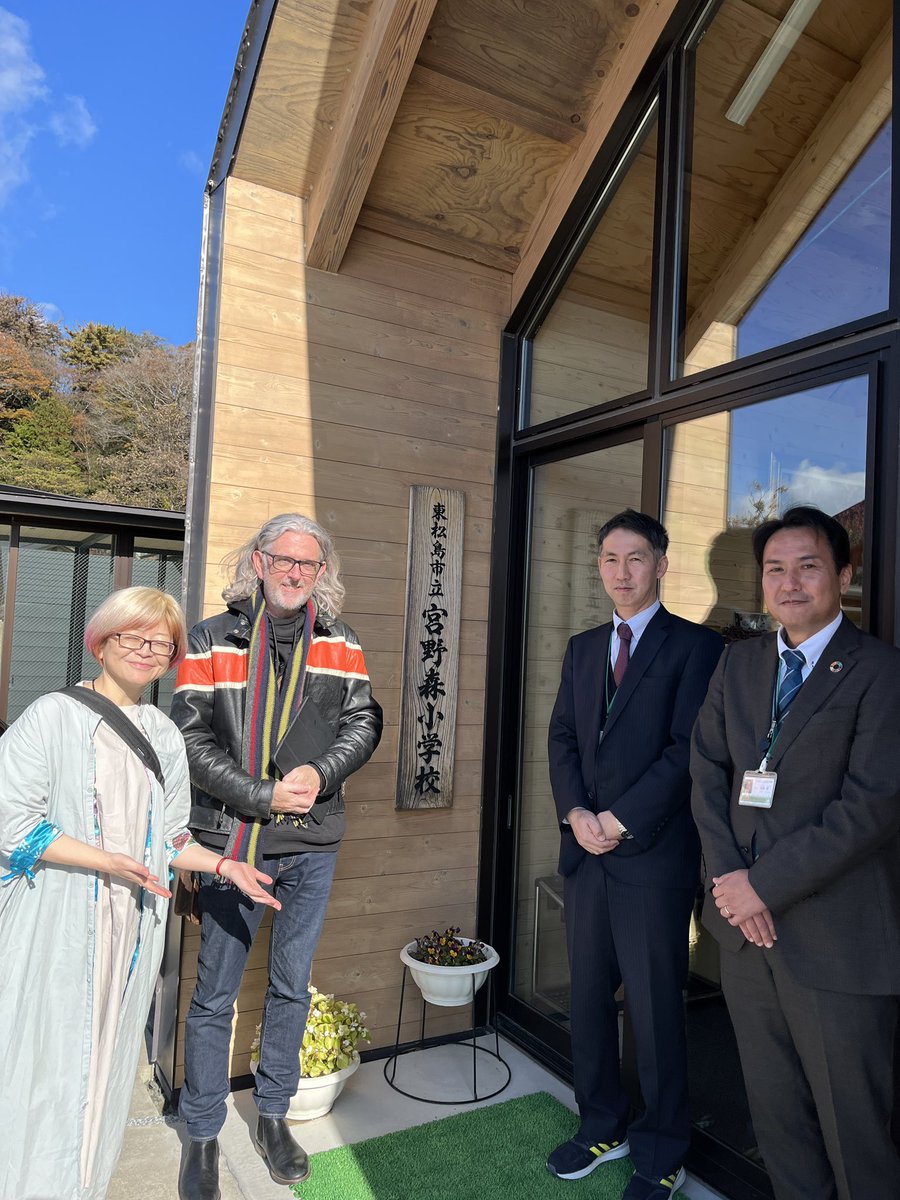 HelloArtJapan's tweet photo. 2024.11.25.【活動報告】東松島市の宮野森小学校、桜華小学校、赤井南小学校、ウェルネス高等学校で演奏と楽���体験。小学校３校はStephen Smallさんと一緒に演奏。子ども達皆興味深く見てくれて積極的に楽器体験もピアノ披露も手をあげてくれ、先生とStephenさんの連弾で子ども達が歌う事もできました https://t.co/hRyTblEjfA