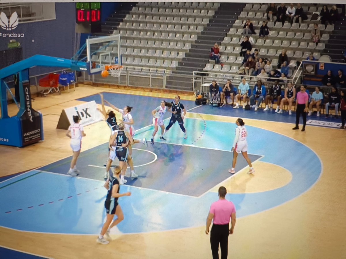 thomjon1's tweet photo. @BaloncestoFEB Horrible arbitraje en el @ibaetabasket - @UniFerrol Ejemplo: canasta en tiempo no dada como válida, que además era falta de la defensora como se aprecia y los árbitros ni siquiera pestañearon. Falta de criterio en las faltas, pasos, La liga no merece este nivel https://t.co/JWrqaFQGhv