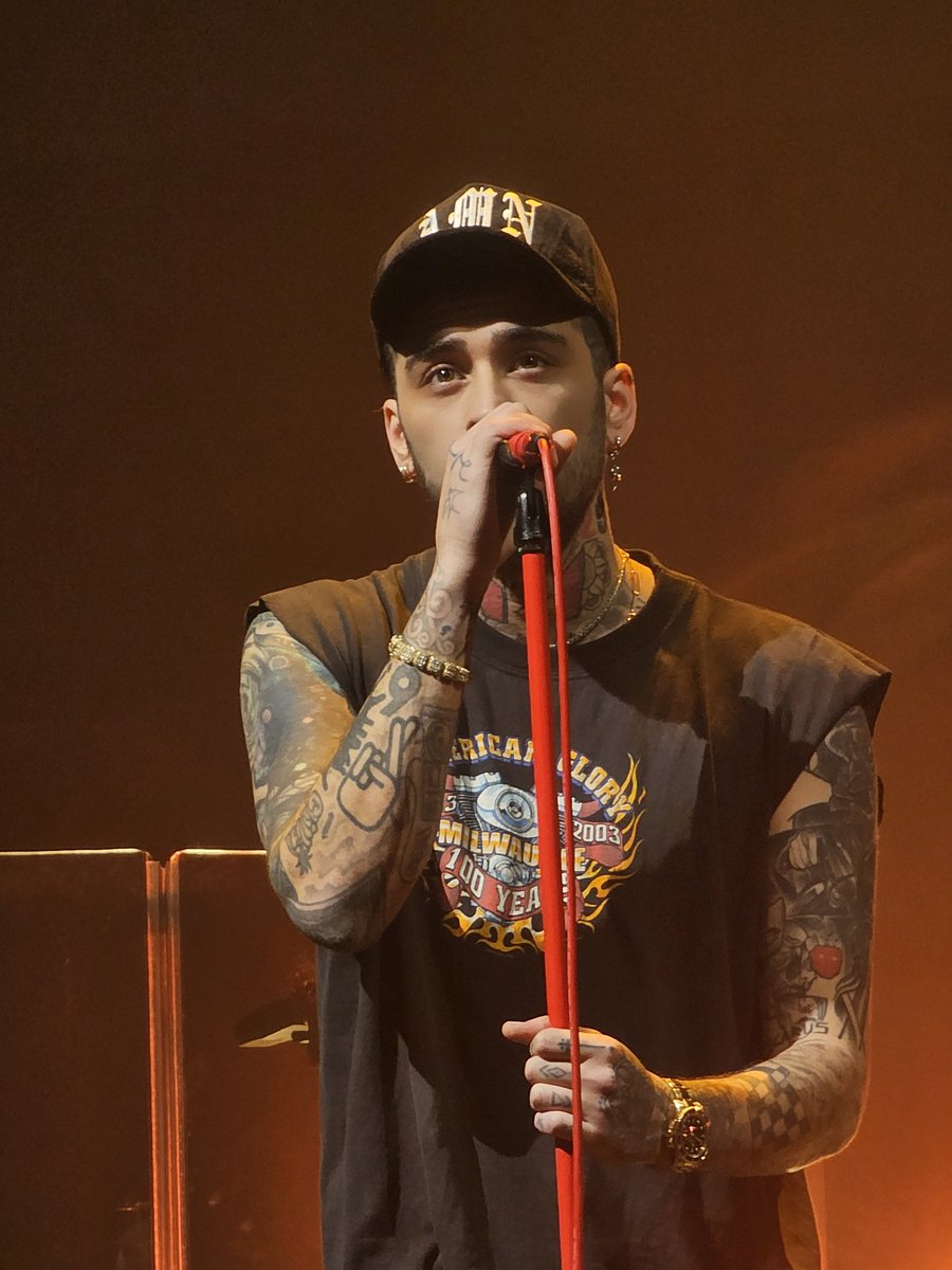 zafetynet's tweet photo. NOT ME TAKING THIS PICTURE OF ZAYN??!?!? HOW IS THIS REAL https://t.co/pLuUDpn53Q