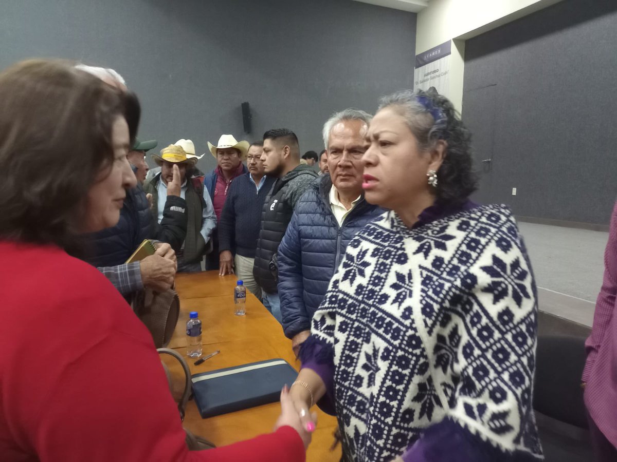 CNCEdodeMex's tweet photo. Reunión abierta desde #SECAMPO con la secretaria @marurojano para verificar la asignación del  presupuesto a los Productores y Campesinos principalmente del maíz.

Nuestra líder @CarmenCarrenoG solicitó una audiencia con la gobernadora @delfinagomeza para el apoyo a campesinos. https://t.co/e1QwdHtK8S