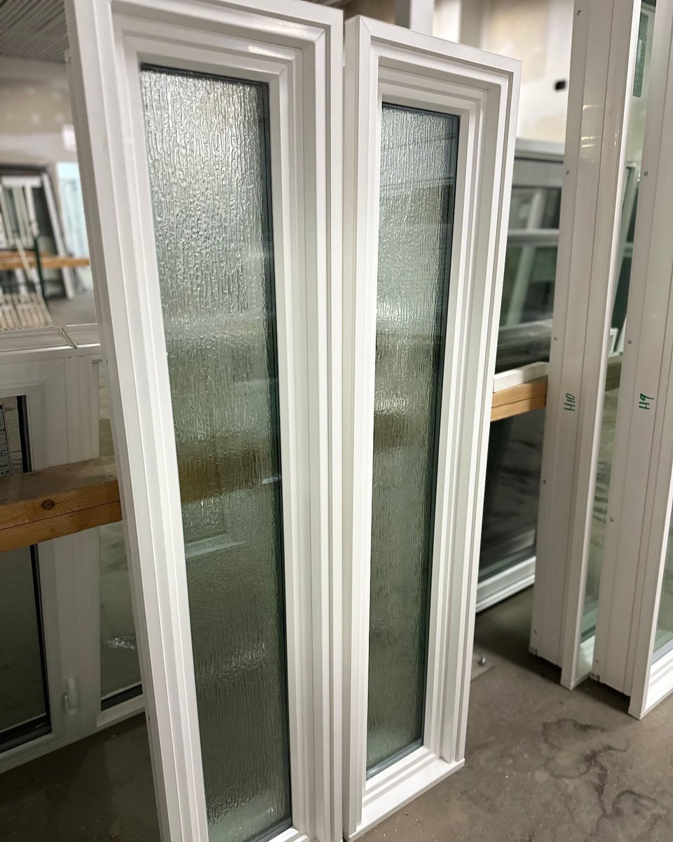 HiTechWindows's tweet image. Obscured glass, like this pair of full-frame Advantage windows, is perfect for privacy without sacrificing natural light. Ideal for bathrooms, entryways, or anywhere style meets functionality. #HiTechEnergyWindows&Doors #HomeUpgrades #PrivacyAndStyle #Winnipeg #ManitobaMade