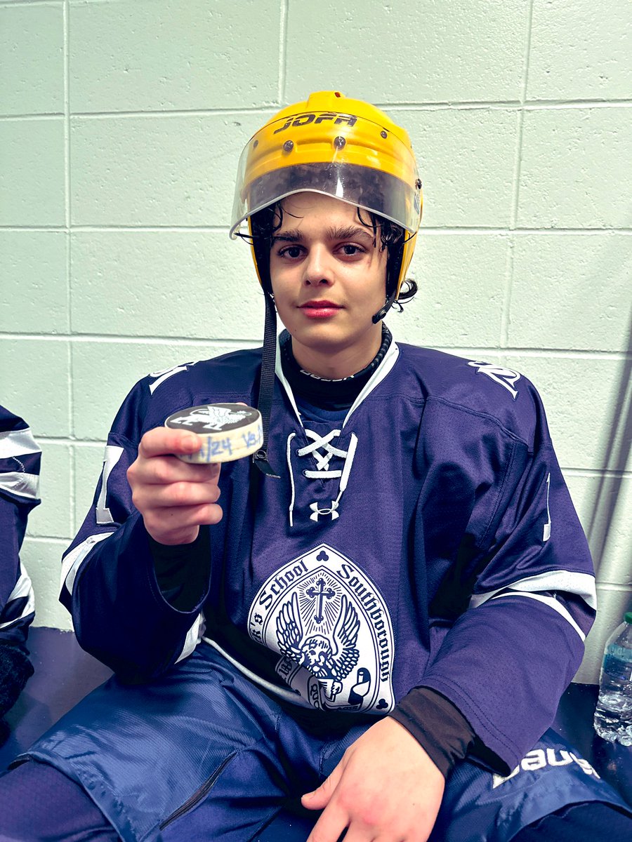 Huge 4-point day for the new guy! Gold helmet for player of the game for Caiden Pellegrino!  (🚨🚨, 🍏🍏)