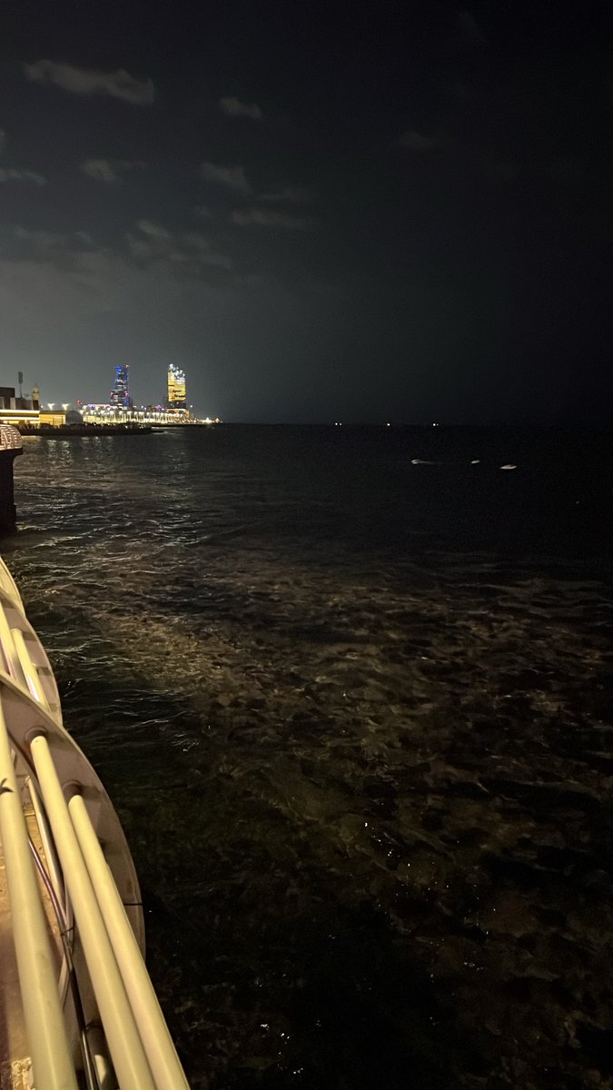 lr_lr18's tweet photo. على باب الصبر واقف بلا مفتاح
 قضى عمري وانا واقف على الفاضي
انا هارب من الماضي عشان ارتاح 
وصار الحاضر امحق من غثى الماضي https://t.co/uT1X6pMvey