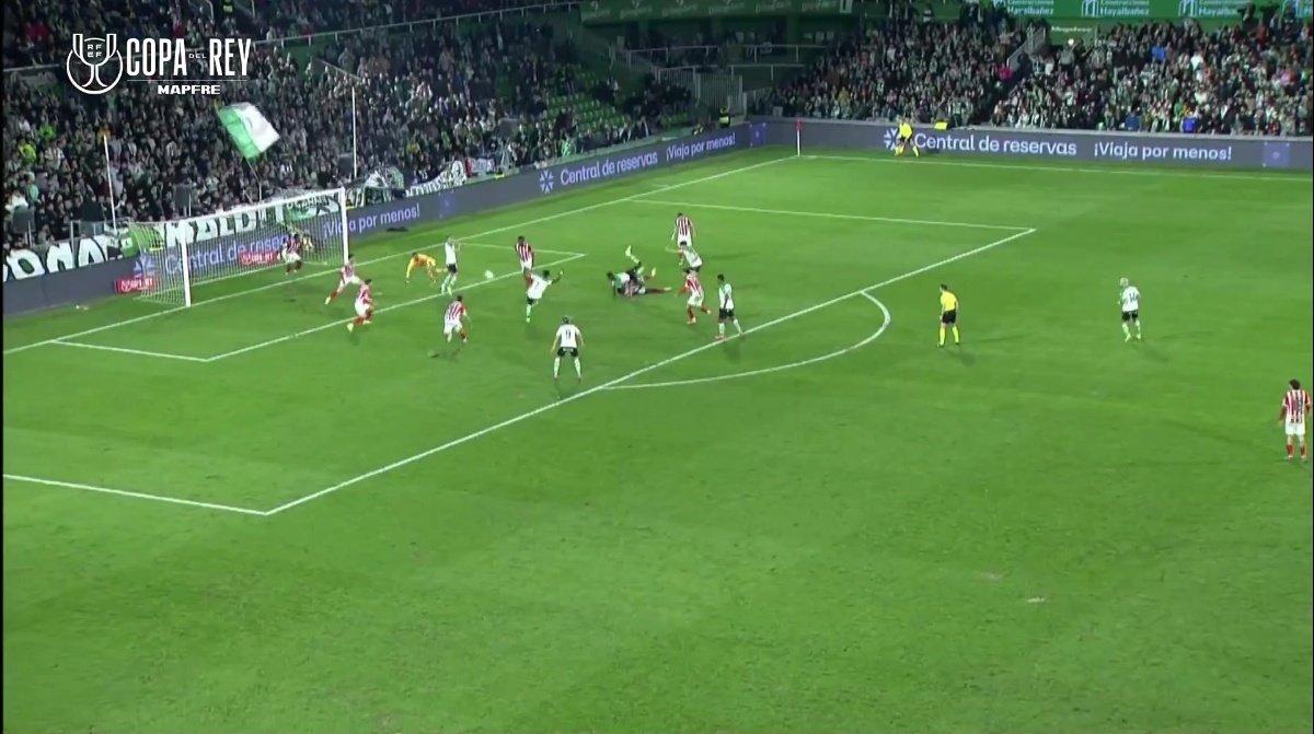 MSRacing1913's tweet photo. El árbitro sin nadie obstaculizando el campo de visión decide no pitar penalti. 

Y luego pretendemos que no haya VAR, que cosa más mala. https://t.co/hZywPBxM4d