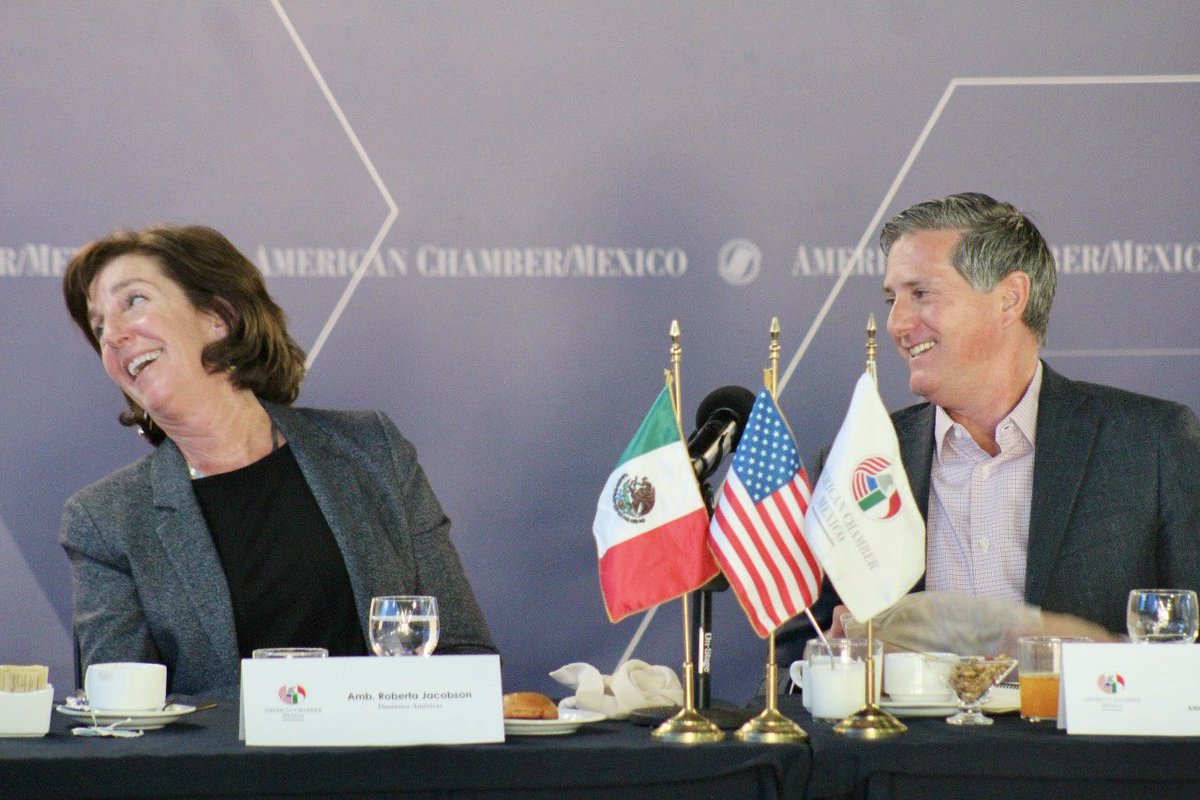 Pedro Casas Alatriste (@pedrocasas) on Twitter photo ¡Hoy desayunamos con Emb. <a href="/Jacobson_RS/">Roberta S Jacobson</a>! Hablamos de nuevos paradigmas, la incertidumbre como el status-quo, y obviamente, el futuro de la relación bilateral 🇲🇽🤝🇺🇸. ¡Hoy desayunamos con Emb. <a href="/Jacobson_RS/">Roberta S Jacobson</a>! Hablamos de nuevos paradigmas, la incertidumbre como el status-quo, y obviamente, el futuro de la relación bilateral 🇲🇽🤝🇺🇸.