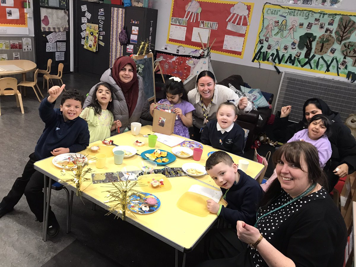 It’s always a real treat for Mrs Y to be invited to the Badgers’ Den - especially on a Graduation Day. You can count on happy faces, lots of laughing &amp; the best dance moves ❤️ Thanks for having me at your graduation I &amp; A 🫶✨💙💛 #proudHT