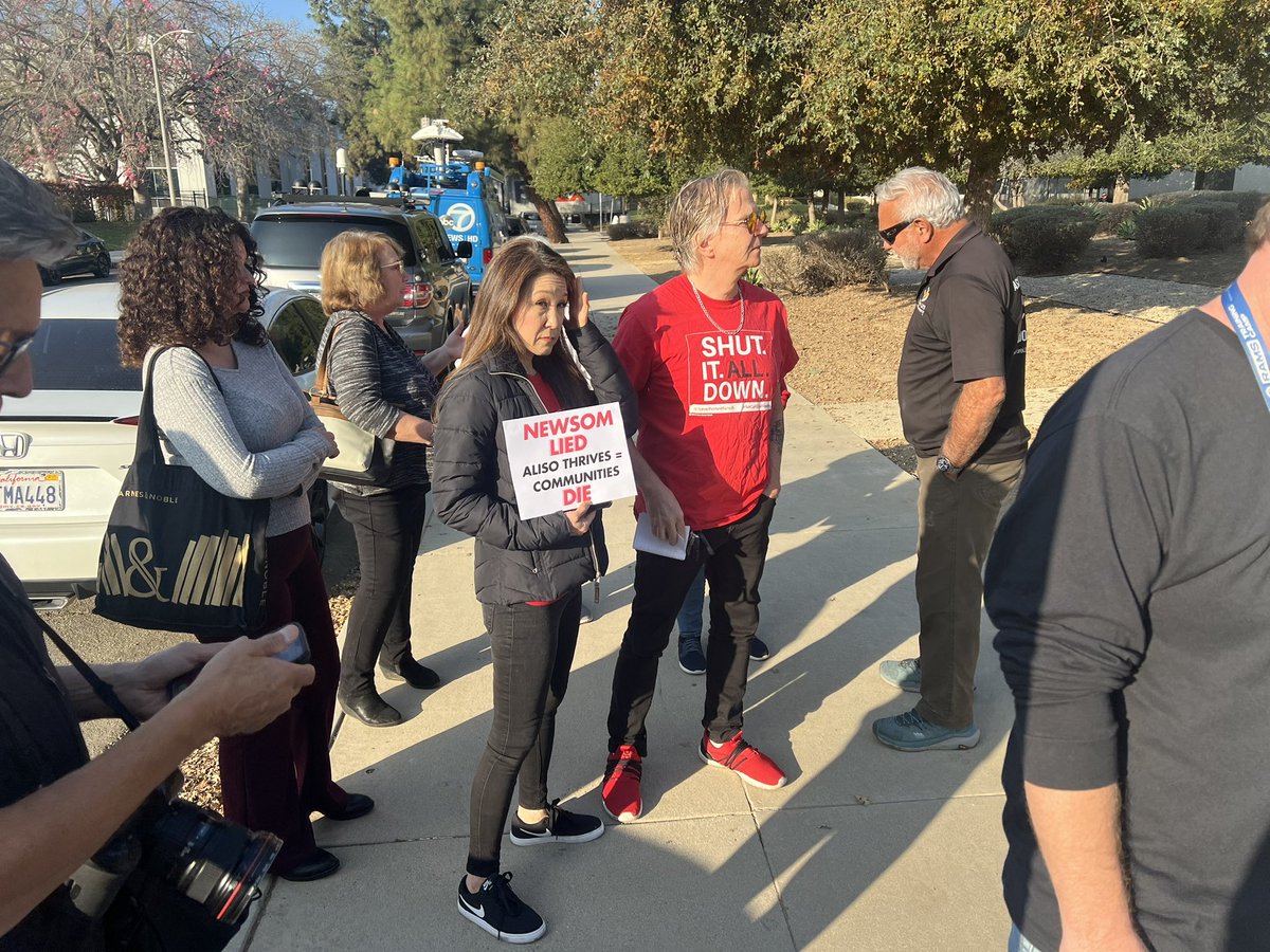 campadrenews's tweet photo. Here at the Chatsworth SoCalGas building to hear how local communities/politicians/advocacy groups will use $71 million in settlement money from the Aliso Canyon methane leak to fund gas independence and clean-up efforts. #SoCalGas #AlisoCanyon https://t.co/cRnQDd0FSJ