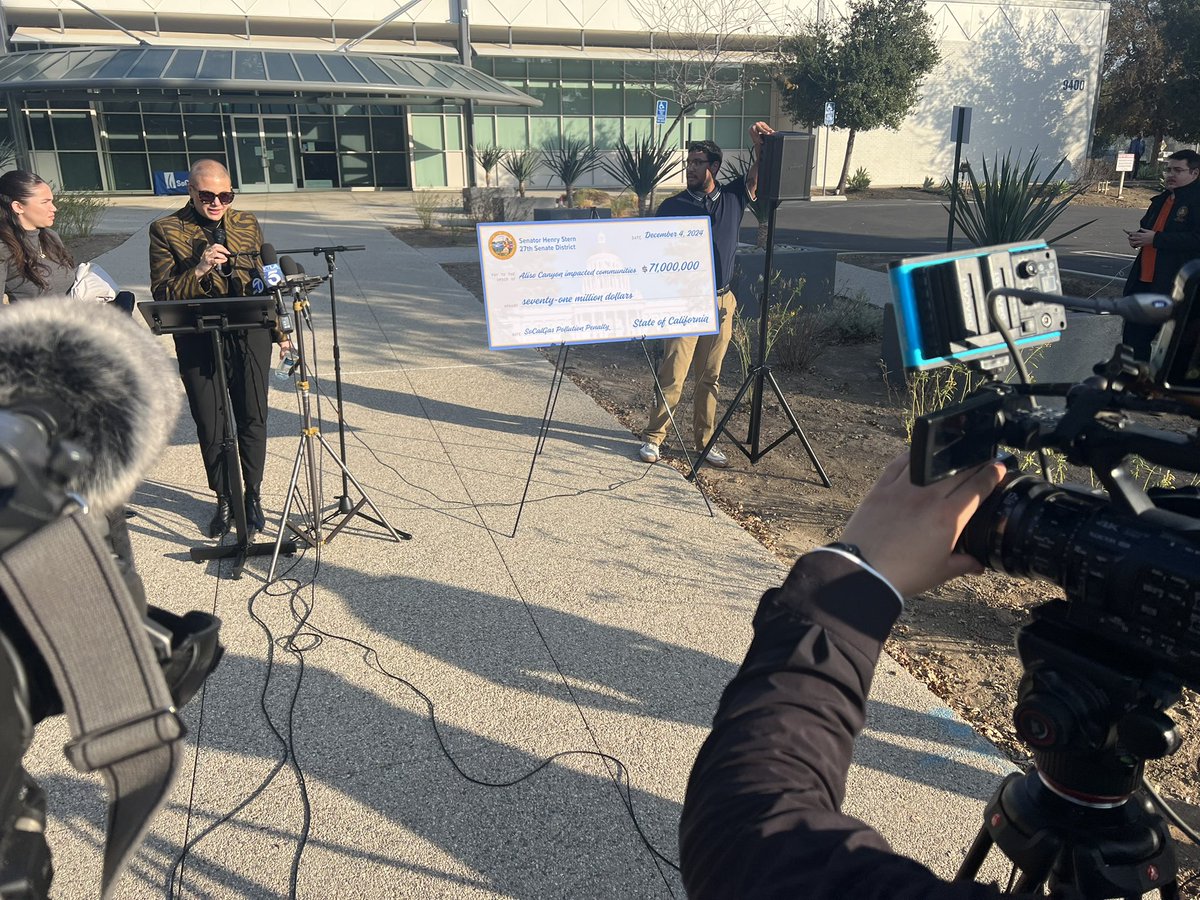 campadrenews's tweet photo. Here at the Chatsworth SoCalGas building to hear how local communities/politicians/advocacy groups will use $71 million in settlement money from the Aliso Canyon methane leak to fund gas independence and clean-up efforts. #SoCalGas #AlisoCanyon https://t.co/cRnQDd0FSJ