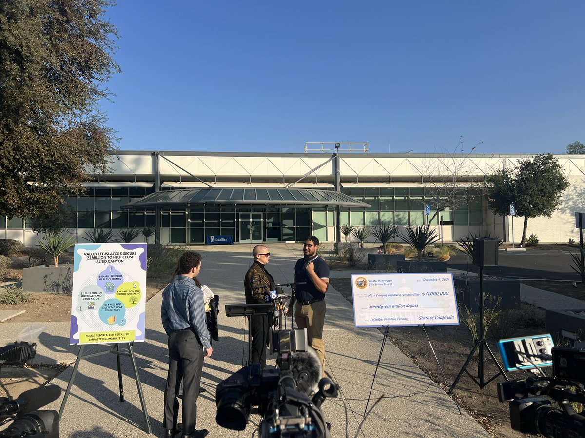 campadrenews's tweet photo. Here at the Chatsworth SoCalGas building to hear how local communities/politicians/advocacy groups will use $71 million in settlement money from the Aliso Canyon methane leak to fund gas independence and clean-up efforts. #SoCalGas #AlisoCanyon https://t.co/cRnQDd0FSJ