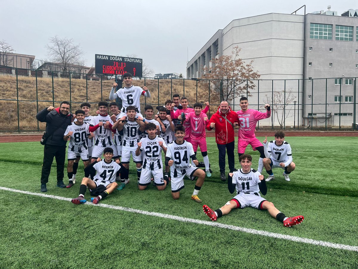 Okul futbol takımımız grubunda oynadığı 4.maçında rakibi Çiğdemtepe Şehit Mehmet Coşkun MTAL’ i 7-0 yenerek adını Ankara’da son 8 takım arasına yazdırmıştır.Takımımızı ve öğretmenlerimizi kutluyoruz...
@kahramankazanbld 
<a href="/selimcirpanoglu/">Av. Selim Çırpanoğlu</a> 
<a href="/kkazanmem/">Kahramankazan MEM</a>