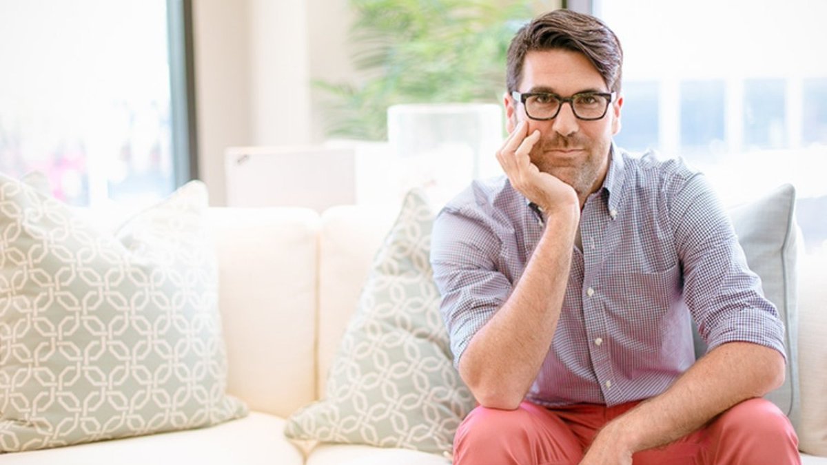 EdgeMediaNet's tweet image. 🎄✨ Queer fam, it's time to slay your holiday decor! 

Check out EDGE Now's latest episode for all the inspo you need. 👇
bit.ly/3OM9XpZ 

Let's make this season iconic! 🌈🎁
 #HolidayDecor #QueerStyle #EDGENow