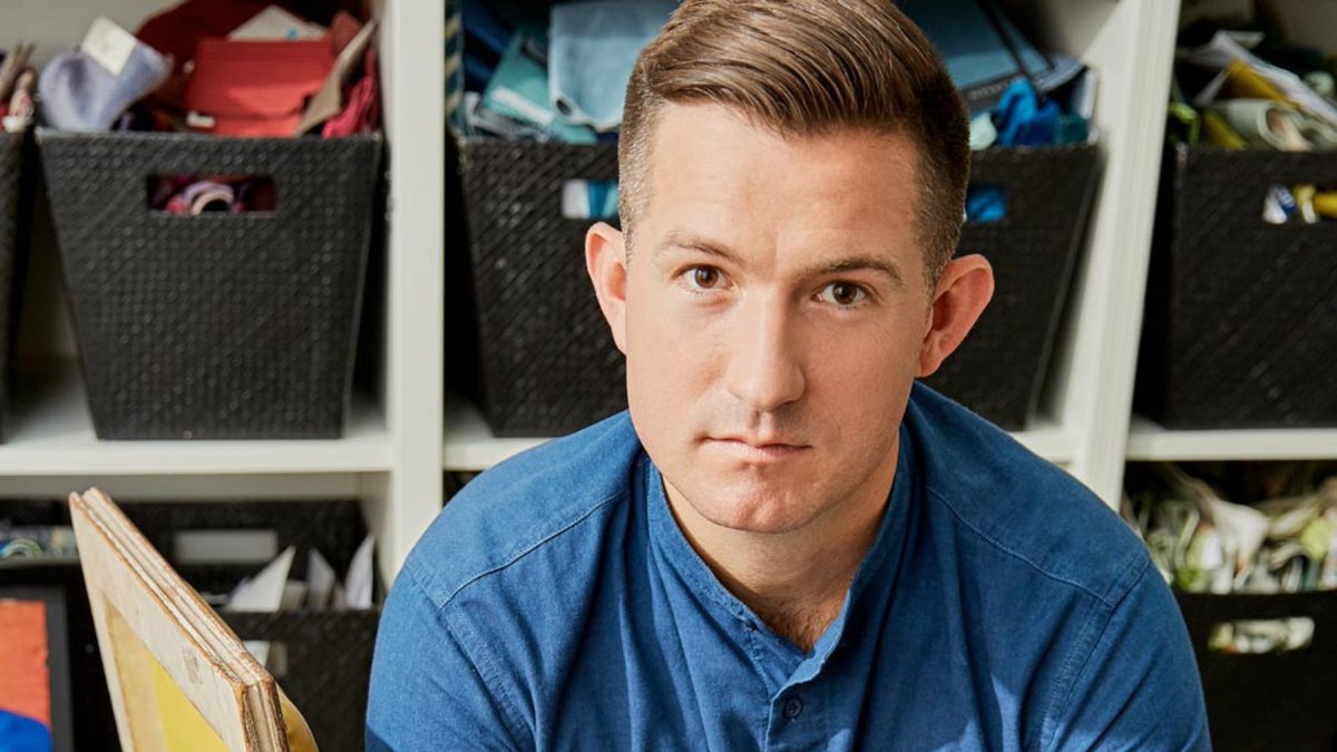 EdgeMediaNet's tweet image. 🎄✨ Queer fam, it's time to slay your holiday decor! 

Check out EDGE Now's latest episode for all the inspo you need. 👇
bit.ly/3OM9XpZ 

Let's make this season iconic! 🌈🎁
 #HolidayDecor #QueerStyle #EDGENow