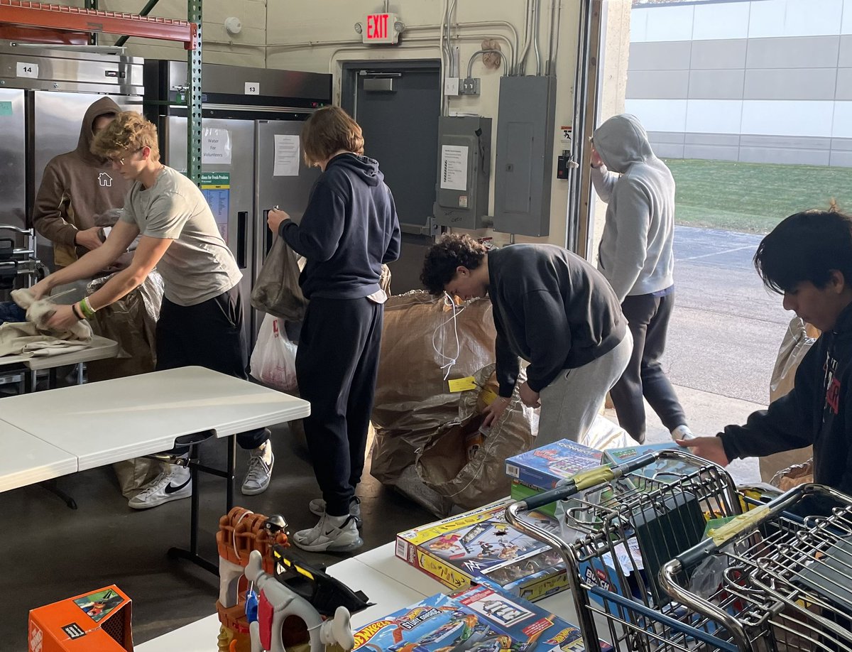 HuntleyFB's tweet photo. Feels great to give back. Thank you to all who donated to the “Holiday Promise” this year. A great cause that gives back to our local families during the holidays to make sure they have a special Christmas morning too. #footballfamily https://t.co/0ssQ624Bog