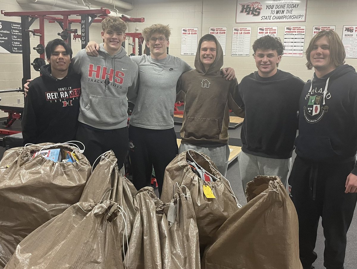 HuntleyFB's tweet photo. Feels great to give back. Thank you to all who donated to the “Holiday Promise” this year. A great cause that gives back to our local families during the holidays to make sure they have a special Christmas morning too. #footballfamily https://t.co/0ssQ624Bog