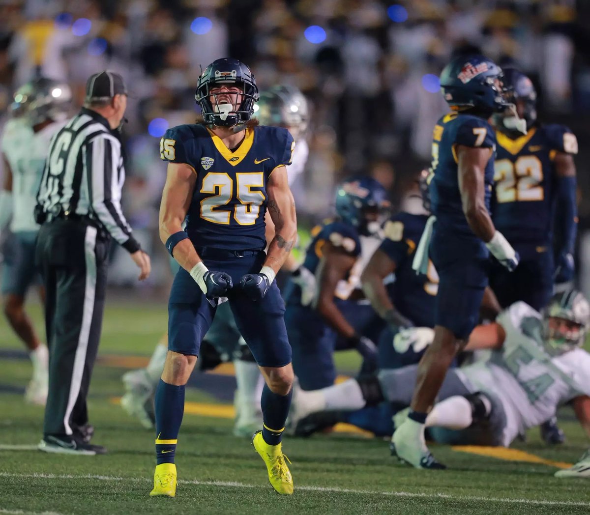 CollegeFBonX's tweet image. Like this tweet to vote for Maxen Hook.

Voting ends 12/5 at 5pm ET.