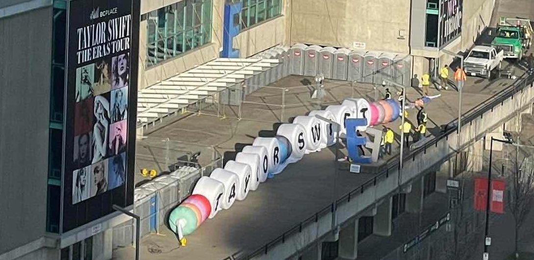 TSUpdating's tweet photo. 🚨| The giant friendship bracelet has been traded for the last time, as it has officially arrived at the final stop of The Eras Tour at BC Place Stadium in Vancouver, after being first seen at the Caesars Superdome in New Orleans and then traded to Lucas Oil Stadium and Rogers Centre!