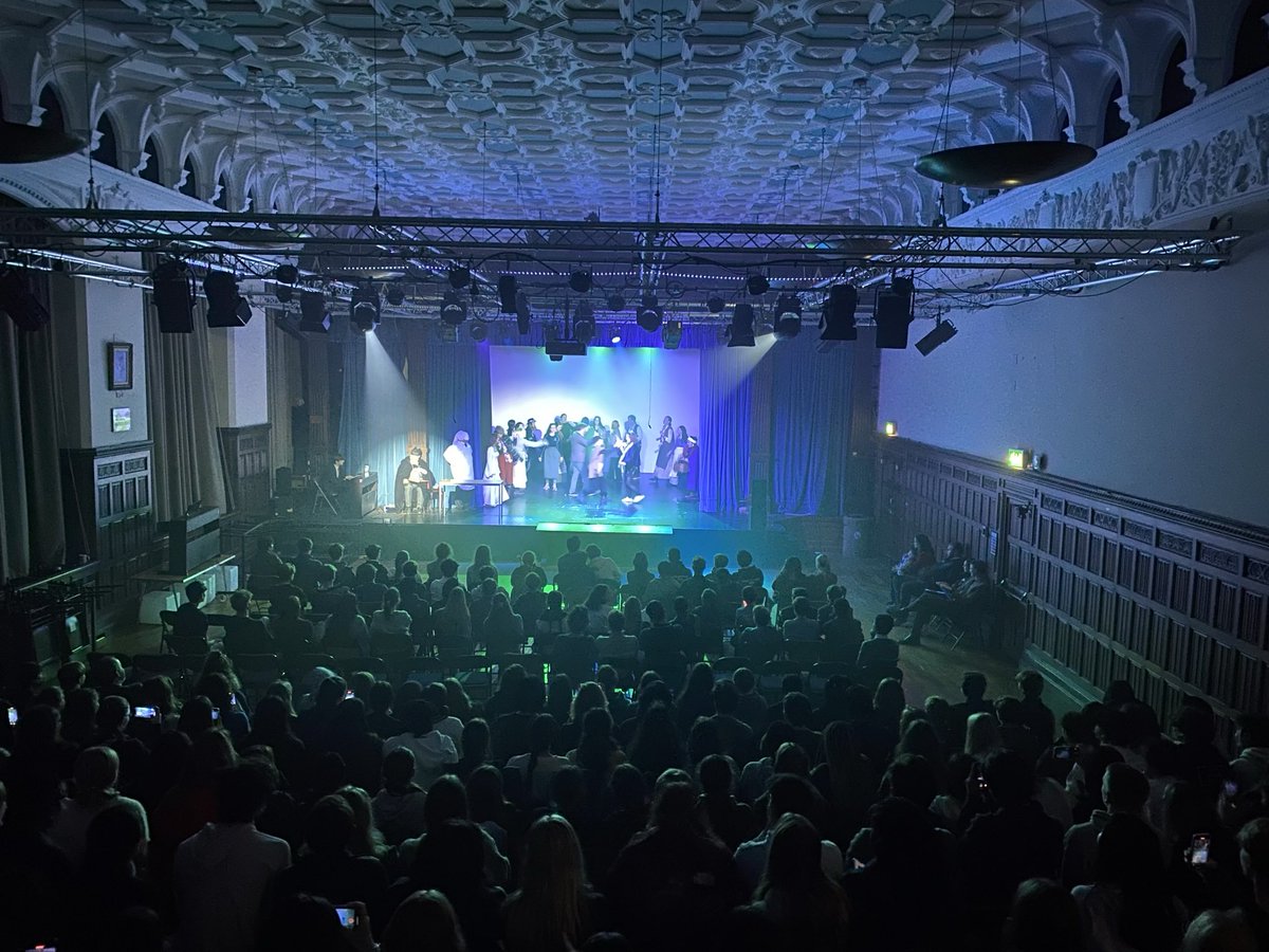 Bravo to my amazing Stonyhurst College colleagues for a wonderful Staff Panto this evening performed for our pupils. ⁦<a href="/Stonyhurst/">Stonyhurst</a>⁩ #quantjepuis