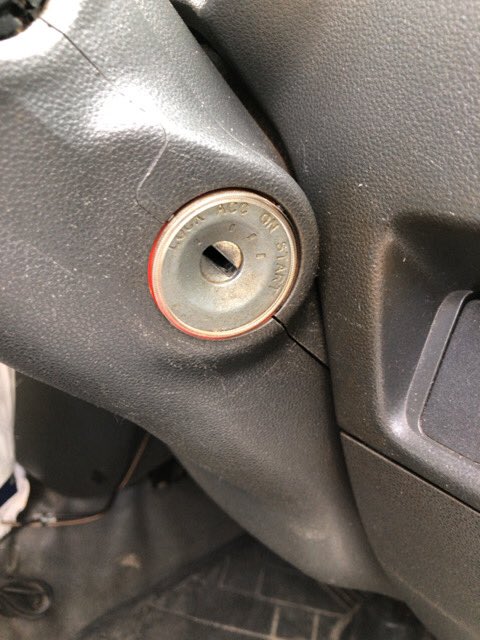 yasutan5012's tweet photo. S210系でこのオプションつけている人どれだけいるんだろう?
僕は鍵の周り傷だらけなるのが嫌で取り付けました。
#S211P
#ハイゼットトラック https://t.co/SbsNF1mOPC
