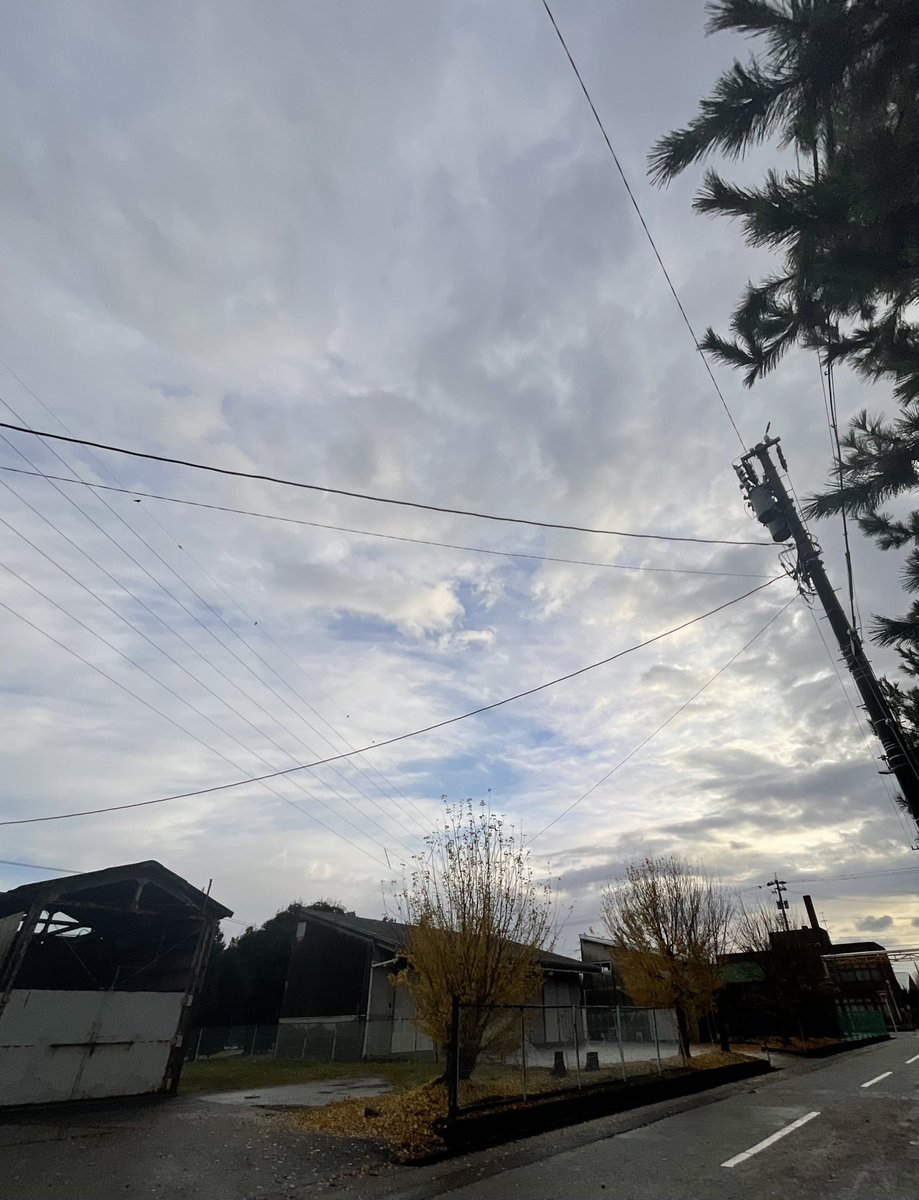 seo_mill's tweet photo. おはようございます！
富山県 #高岡市 の天気は晴れ☀︎

12月も第一週後半になりました。
つい最近紅葉したと思った葉っぱたちももうまばらです。

本日もよろしくお願いします🙌

#富山𝕏会  ＃ものづくり
#企業公式が毎朝地元の天気を言い合う https://t.co/b8wvCi2xUS