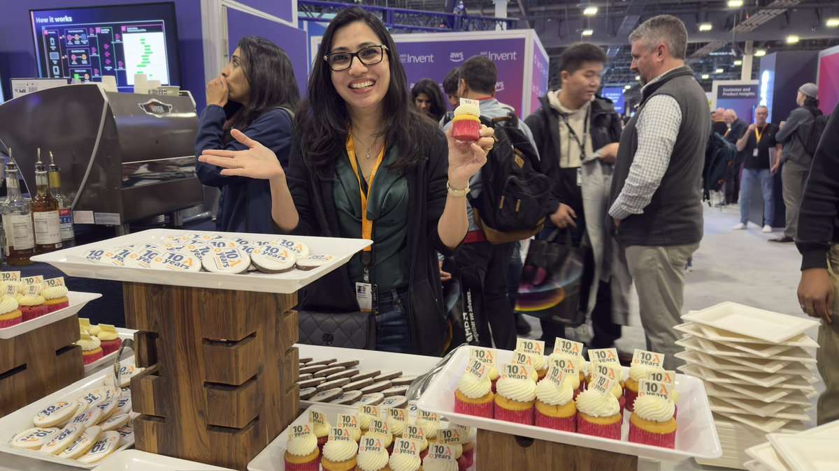 #lambda #Serverless cupcakes !!! Head to modern applications and open source zone at #AWSreInvent expo