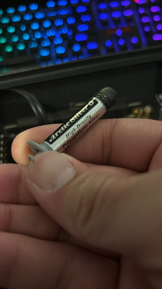 SpanishDexter's tweet photo. The good stuff. #arcticsilver #heatsinkpaste https://t.co/M7yhECs2dL