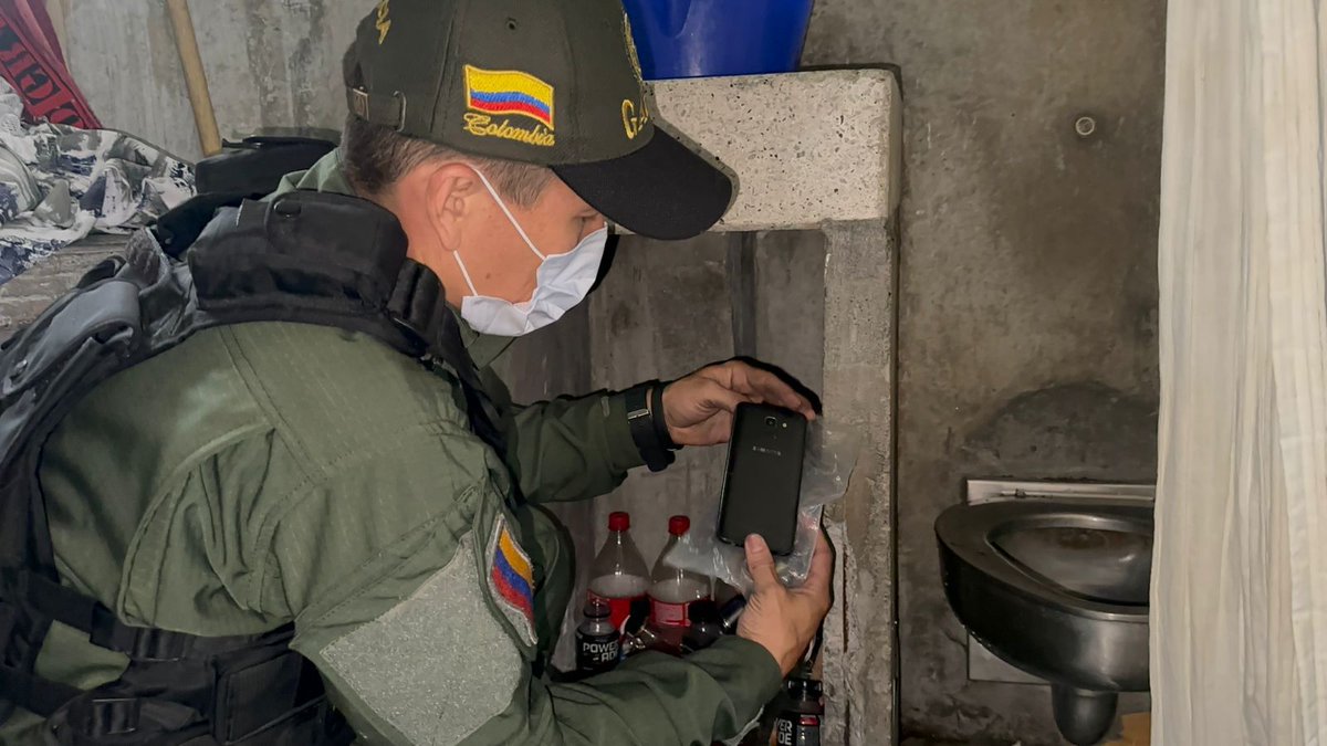 ReporteroStder's tweet photo. La @PoliciaColombia halló más de 300 celulares y cuadernos llenos de números de víctimas, fueron encontrados en el operativo contra la extorsión en cárceles del país. https://t.co/B0tznJtuDs