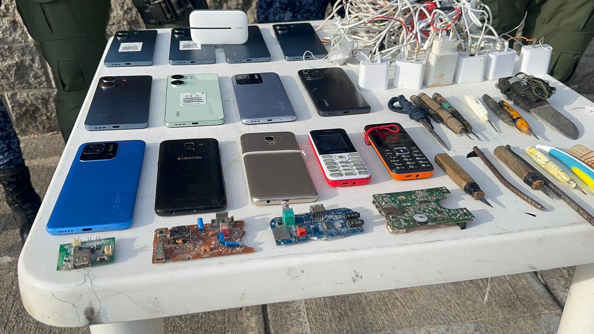 ReporteroStder's tweet photo. La @PoliciaColombia halló más de 300 celulares y cuadernos llenos de números de víctimas, fueron encontrados en el operativo contra la extorsión en cárceles del país. https://t.co/B0tznJtuDs