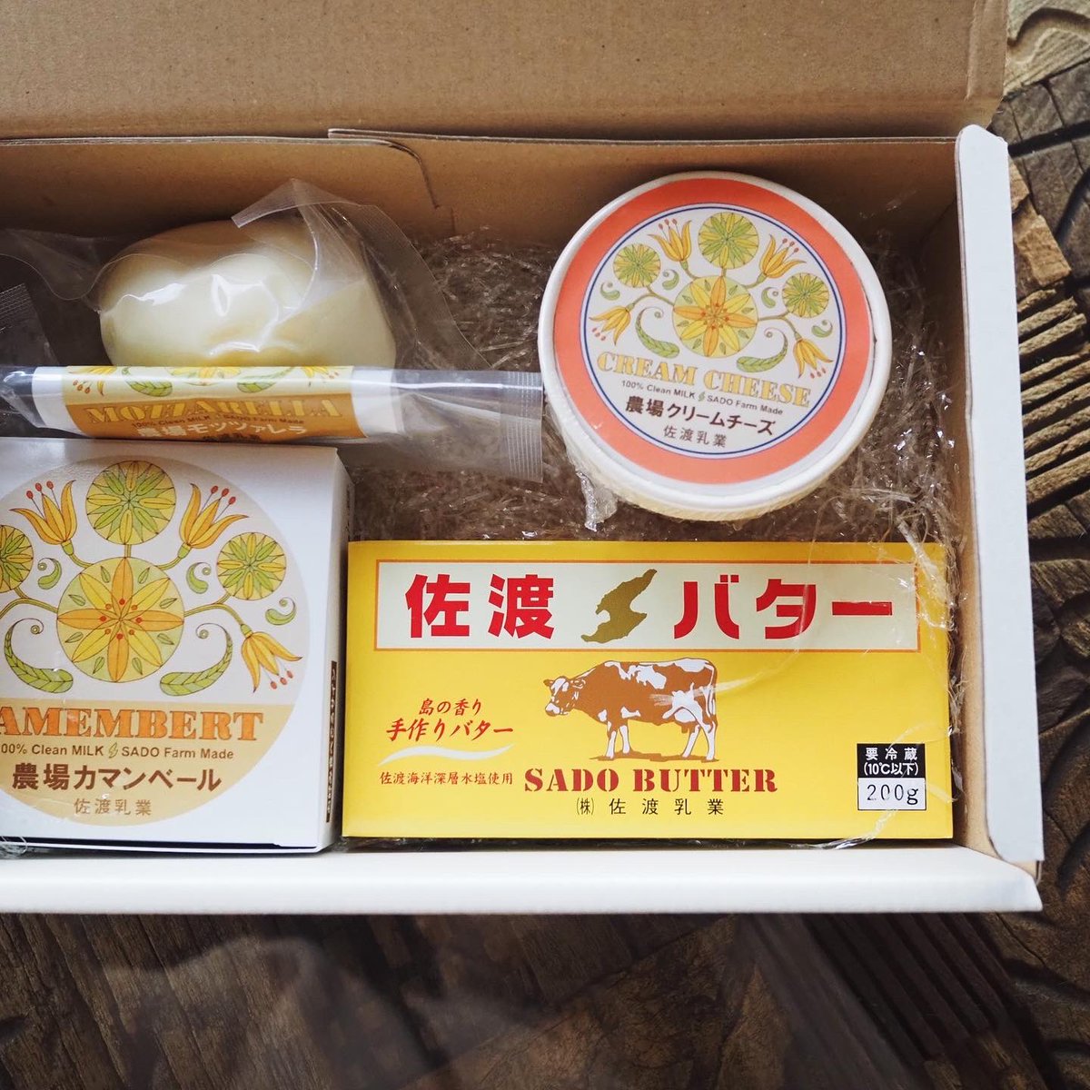 nano_723's tweet photo. ふるさと納税返礼品のおすすめ、ツリーに繋げていきます↓

ふるさと納税の大本命、佐渡バターのセット！今も木樽で作られているという貴重な佐渡バター、ミルキーでほんとおいしいのよ🐄クリームチーズもモッツァレラもカマンベールもどれもおいしくて、箱が届くとほくほくした気持ちになっちゃう☺️ https://t.co/RztP5XX466