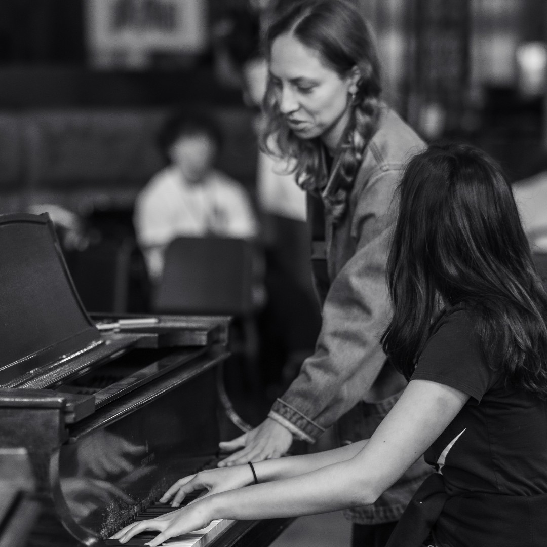 Calling all high school musicians! Winter programs are now open for enrollment! ❄️⁠⁠
⁠
As always, FREE tuition option is available with our sliding scale! ⁠
⁠
Learn more and register here: seattlejazzed.org/explorations
