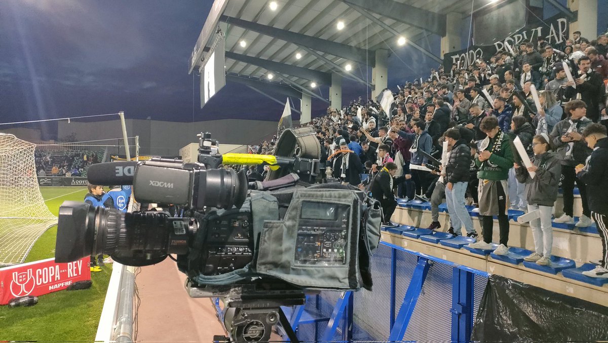 juancarlosrey7's tweet photo. Hoy he disfrutado mucho #dandoalrec en Salamanca, en el partidazo entre Unionistas-Rayo. Seguimiento a James, con la remontada de su equipo en un ambientazo en el Reina Sofía, qué afición la de @UnionistasCF que unida a la del @RayoVallecano ...#lacopamola https://t.co/h7tbDPgBVL