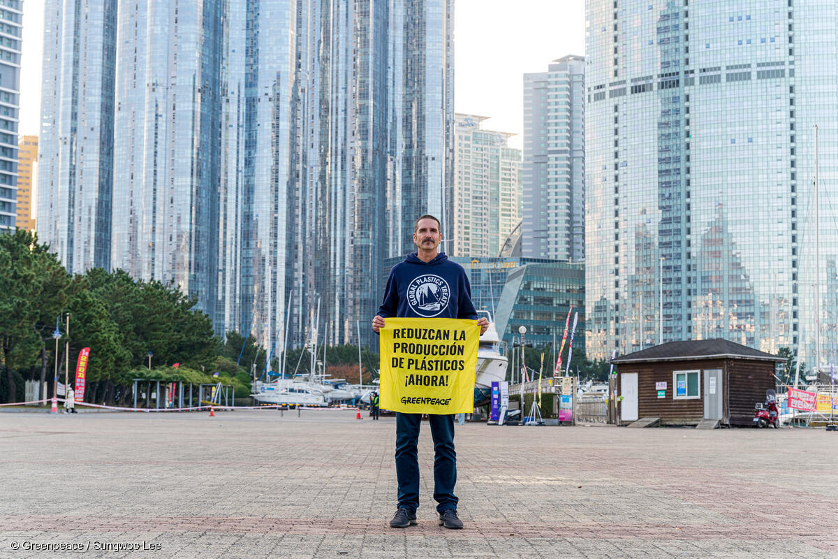 greenpeacemx's tweet image. ❌ El fracaso de los líderes mundiales en acordar un tratado global contra el plástico es un golpe al planeta 🌍. Mientras los océanos se ahogan en desechos, las promesas vacías no bastan.

Es hora de acción real por un futuro #SinPlásticos. ¡Firma! 👉 act.gp/3Bptkvv