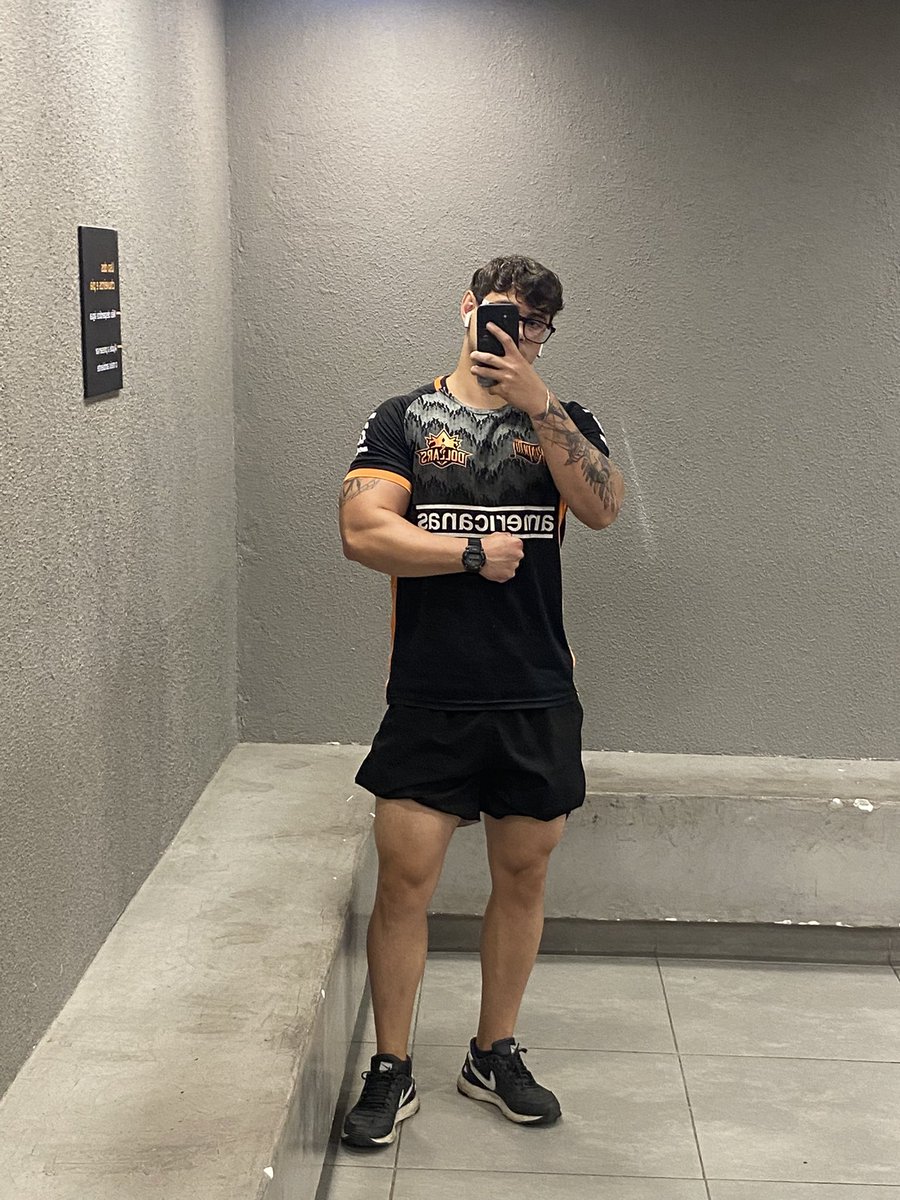 bluezadaxd's tweet image. essa camisa da uma valorizada no pai