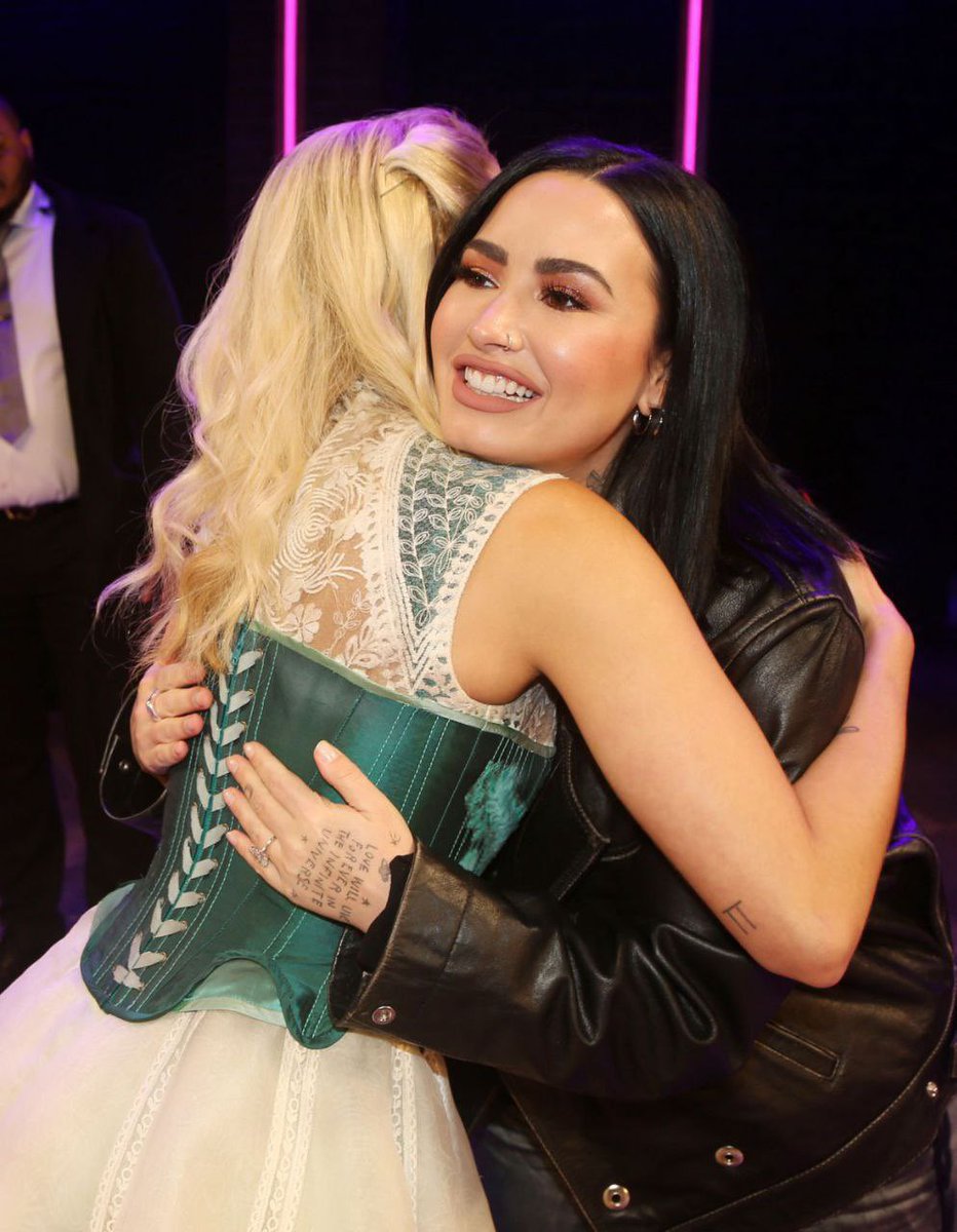 DemiFansFever's tweet photo. 07 Abril 2024 
Demi Lovato con el elenco de la obra de Broadway "&amp; Juliet" en la ciudad de Nueva York. https://t.co/wjJPQznx4c