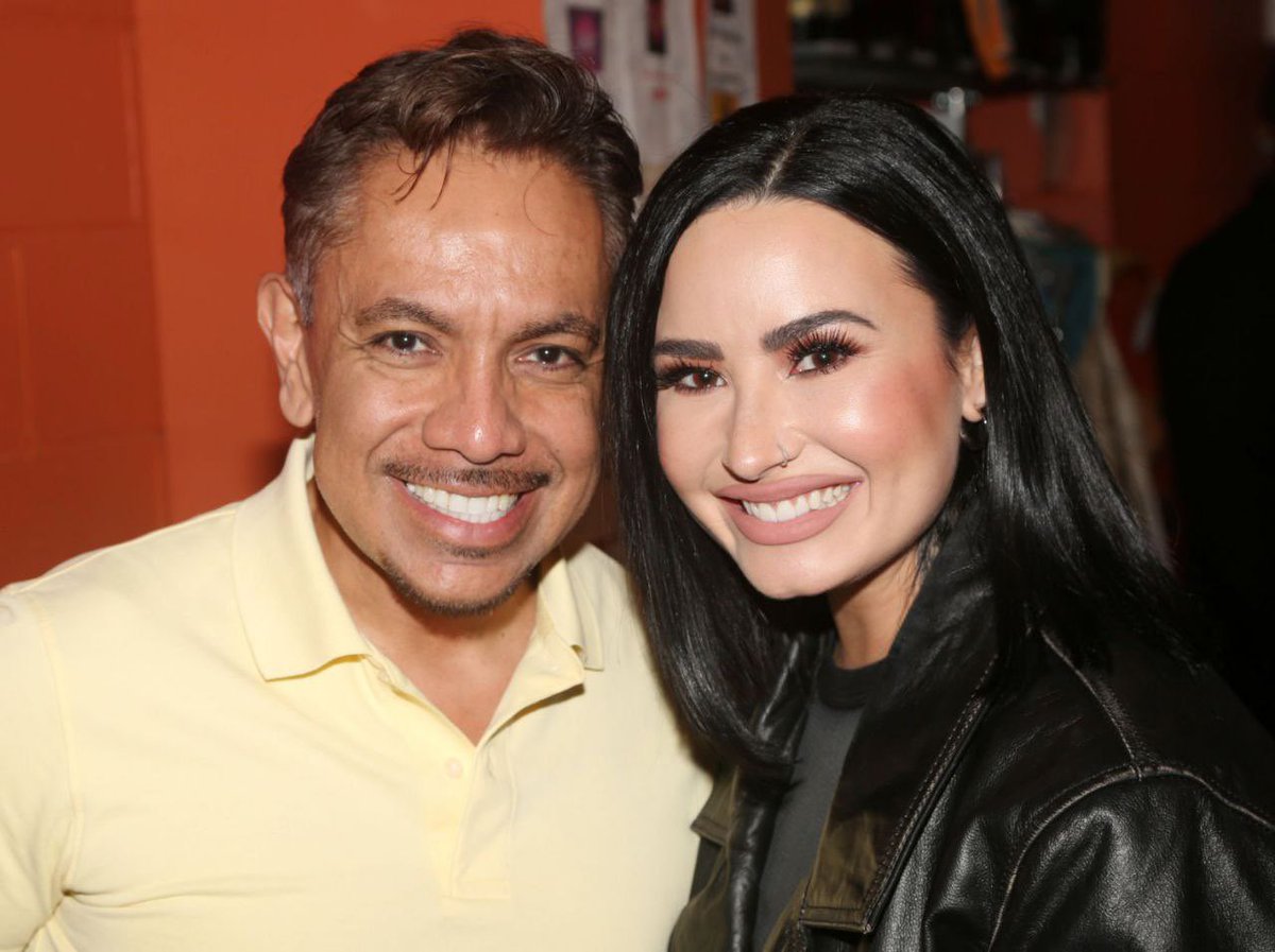 DemiFansFever's tweet photo. 07 Abril 2024 
Demi Lovato con el elenco de la obra de Broadway "&amp; Juliet" en la ciudad de Nueva York. https://t.co/wjJPQznx4c