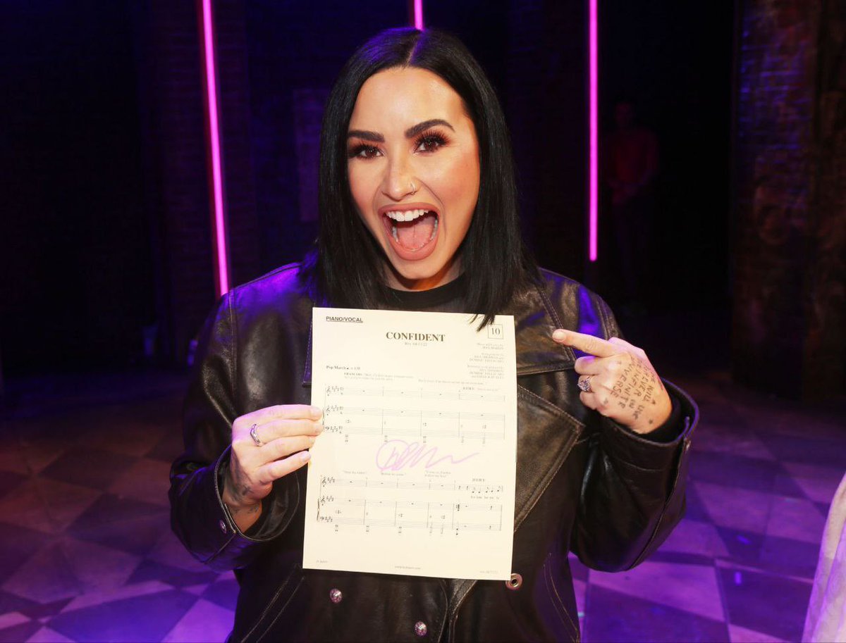 DemiFansFever's tweet photo. 07 Abril 2024 
Demi Lovato con el elenco de la obra de Broadway "&amp; Juliet" en la ciudad de Nueva York. https://t.co/LvhP9bEttk