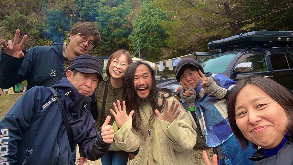 日石のお祭りをスタートに12月から愛知を出発し岐阜入りしました〜！！

春から田んぼと畑を始めるべく全部手刈りで石を拾いながら草刈りを始めました！！
#1年目はとりあえず気合いの手刈り

自然にinしてめちゃくちゃ楽しくてやる気はまんまん、身体はすでにバキバキですw