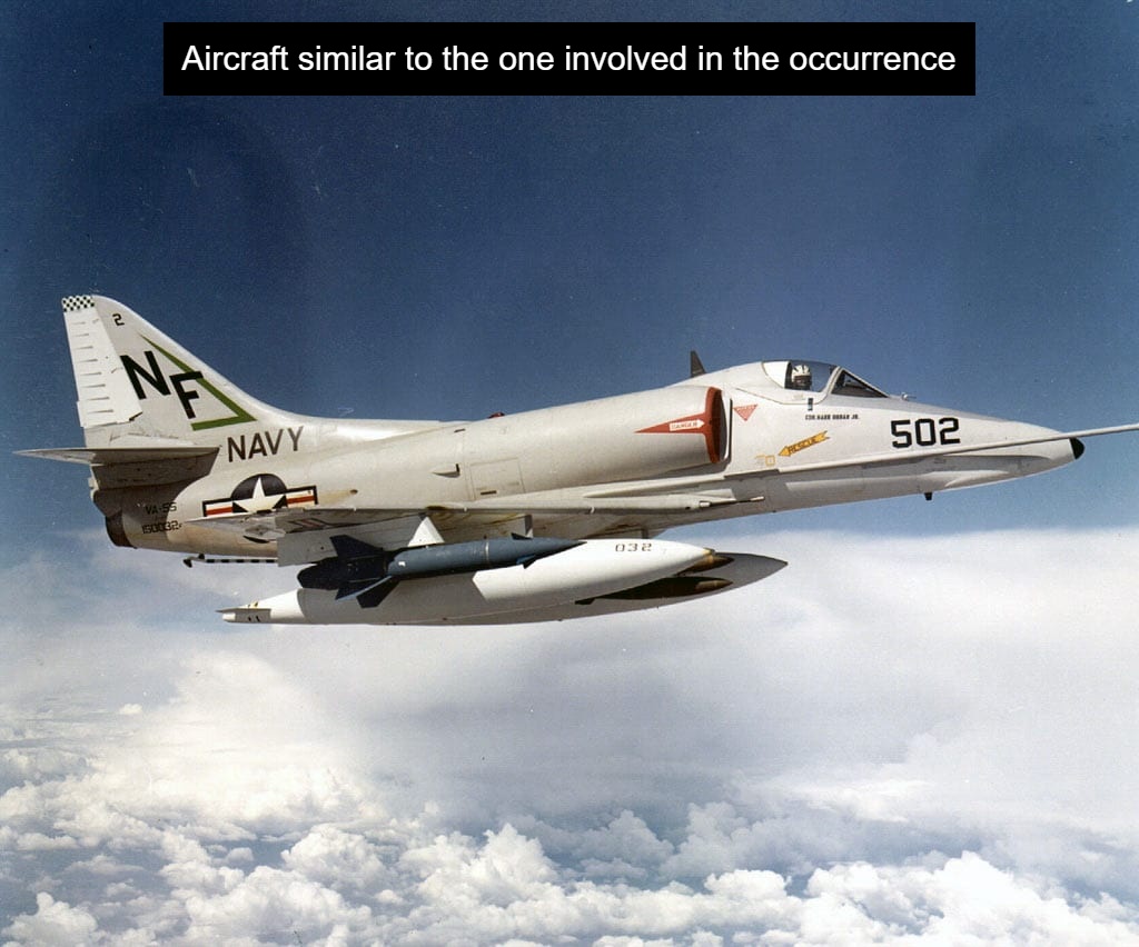 🧵#Thread 1/5 #OTD in 1965: a US Navy A-4 [151022], loaded with a B43 ...