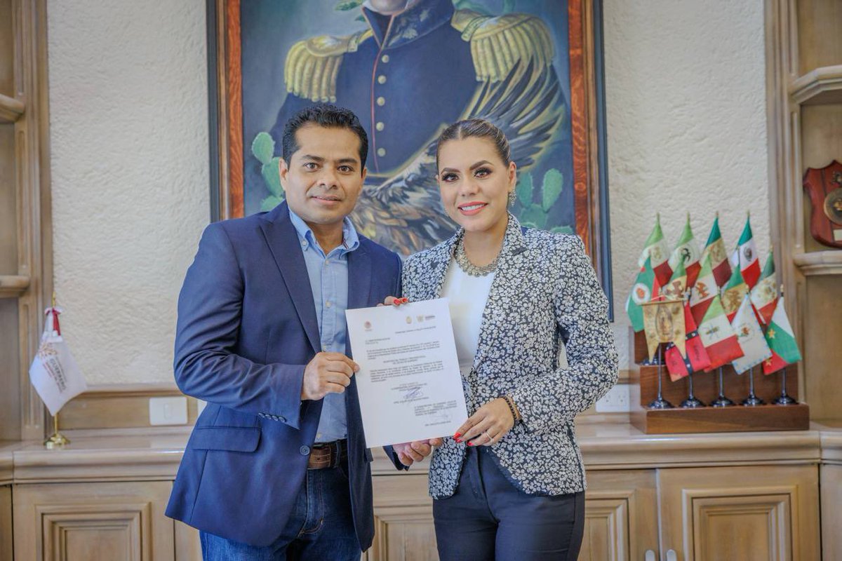 EvelynSalgadoP's tweet photo. Les informo que a partir de este día, Omar Estrada Bustos asumió la titularidad de la Secretaría del Trabajo y Previsión Social Guerrero, con el compromiso de seguir impulsando acciones que promuevan un desarrollo laboral justo, equitativo y lleno de oportunidades para todas y todos. 🤝