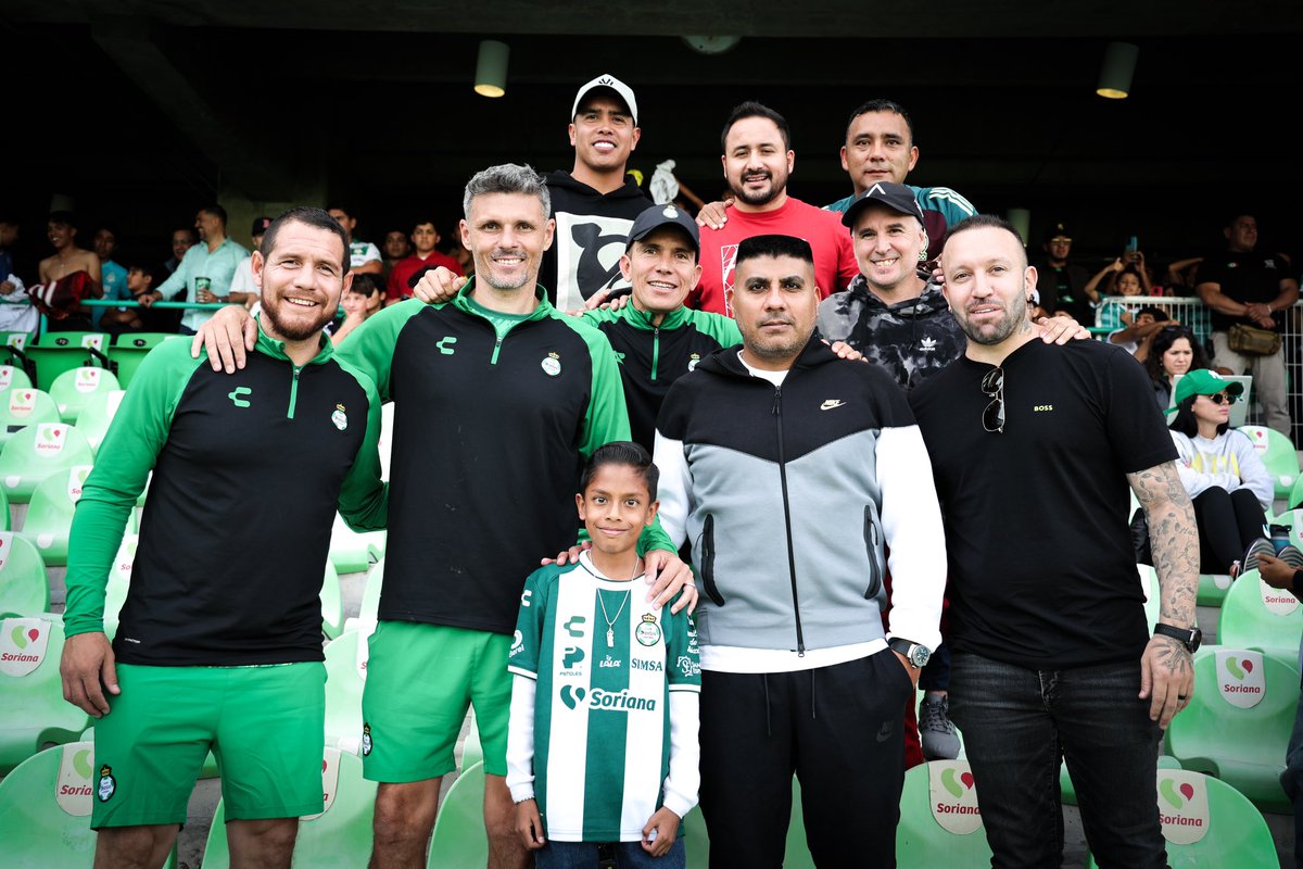 😮‍💨⚔️🇳🇬 ¡UFF, QUE FOTOOO! 

Leyendas vinieron a apoyar a nuestros guerreros #Sub17 en la final del #Ap24.
