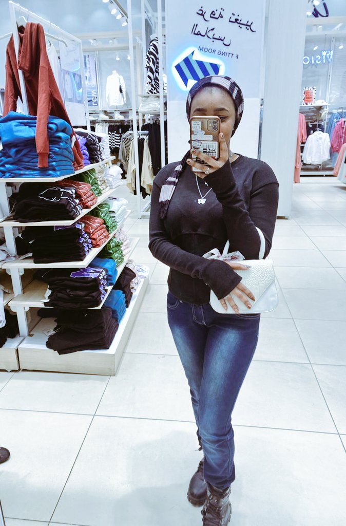 ”نحنُ نميل تلقائيًا لمن يَفهمُنا ويتفهمنا، ويستثنينا دائمًا “♥️