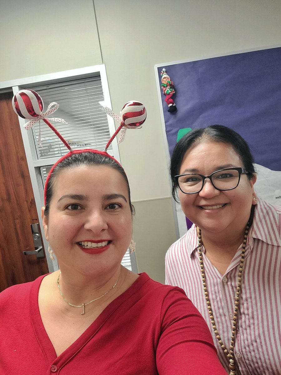 Ms_VillamizarBL's tweet image. Candy Cane Trail and Garden Day all in one! 🍬 #15days #selfiewithelfie #MRobPRIDE #kindergartenteacher #bilingual #3weeks #winterbreak #GratefulHeart #beyourself #teacherlife @MRobinsonElem