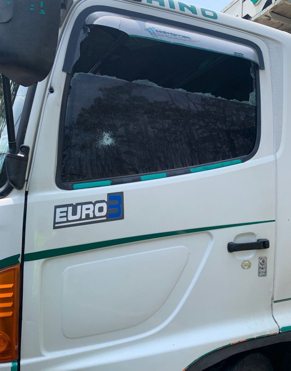 MinMedio's tweet photo. #Guayas
Al más allá, Delincuente terminó siendo arrollado por el conductor de un camión cuando intentó asaltarlo en El Empalme https://t.co/Zs9twXscHd