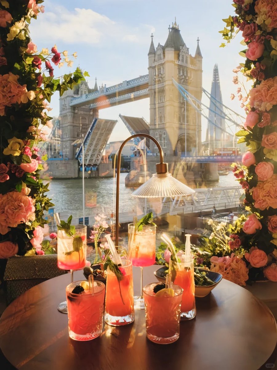 orientalli's tweet image. Afternoon tea set with a view of the iconic Tower Bridge in London.