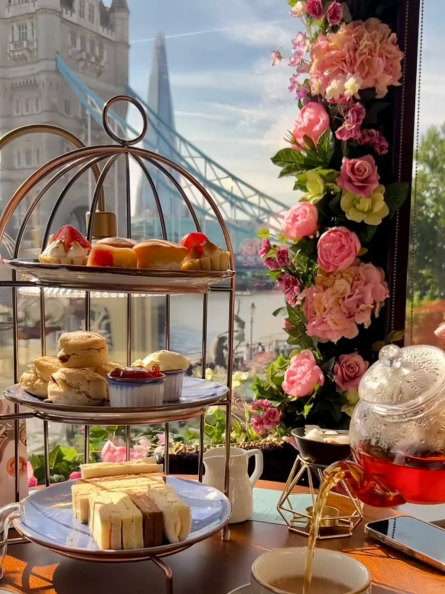 orientalli's tweet image. Afternoon tea set with a view of the iconic Tower Bridge in London.