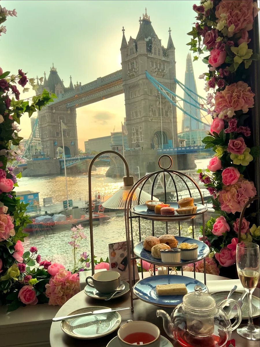 orientalli's tweet image. Afternoon tea set with a view of the iconic Tower Bridge in London.